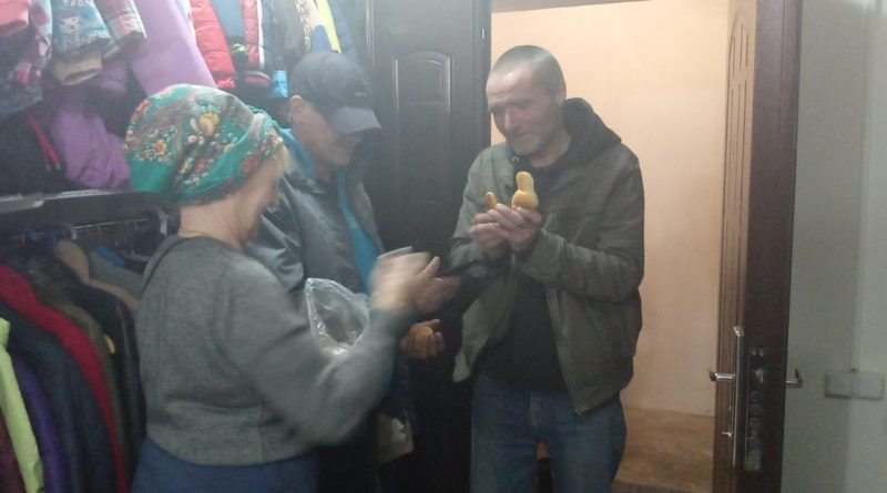 Печеными жаворонками встречали сегодня посетителей на гуманитарном сладе хабаровской епархии